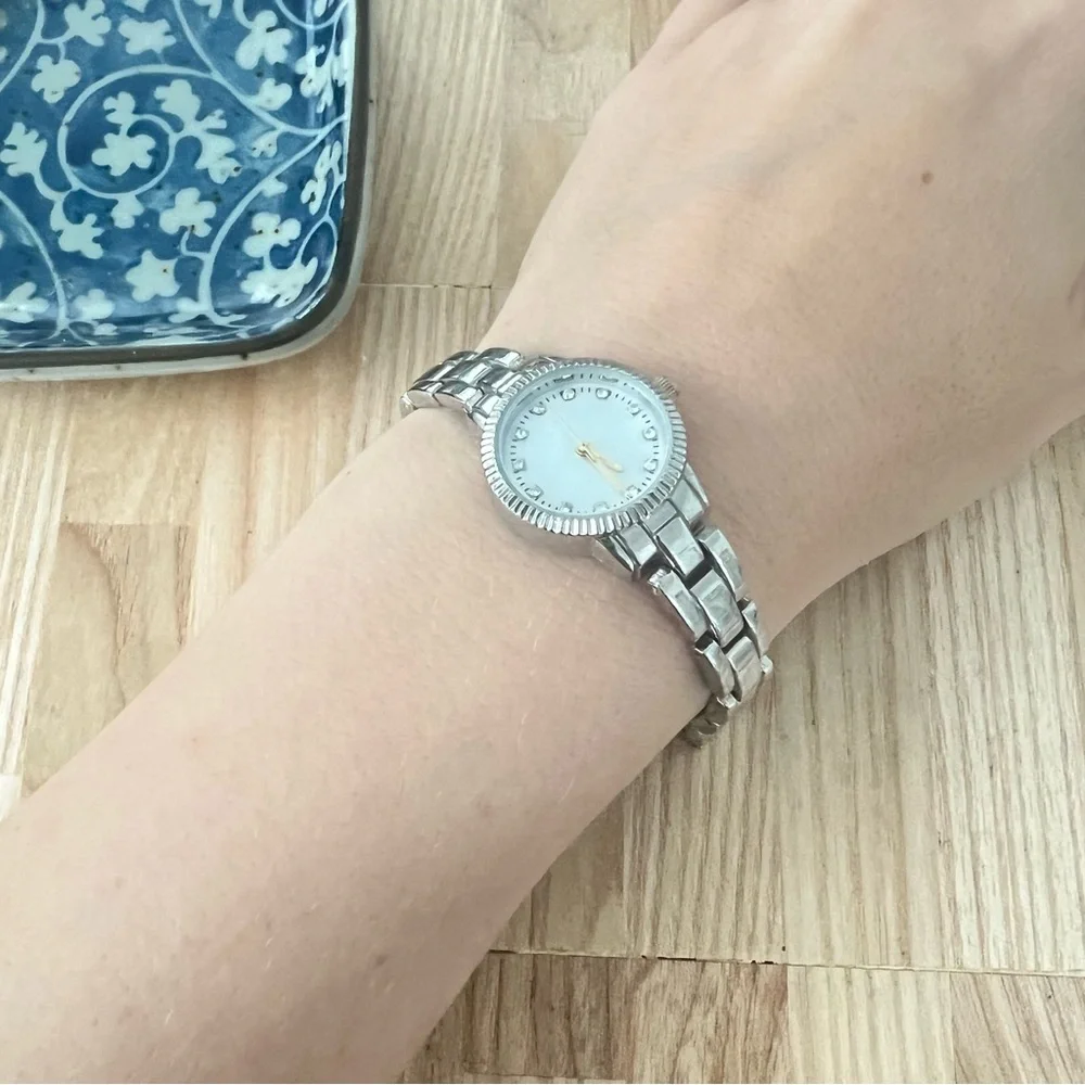 Unbranded ladies silver tone bracelet watch NEW BATTERY